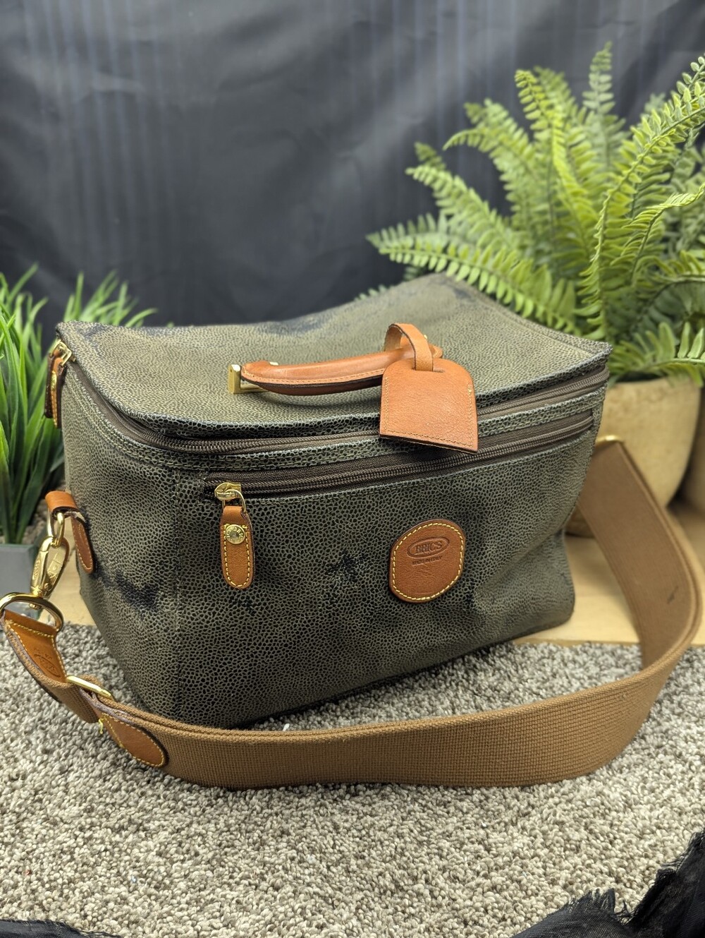 Bric's Green Pebbled Travel Cosmetics Case Shoulder Strap